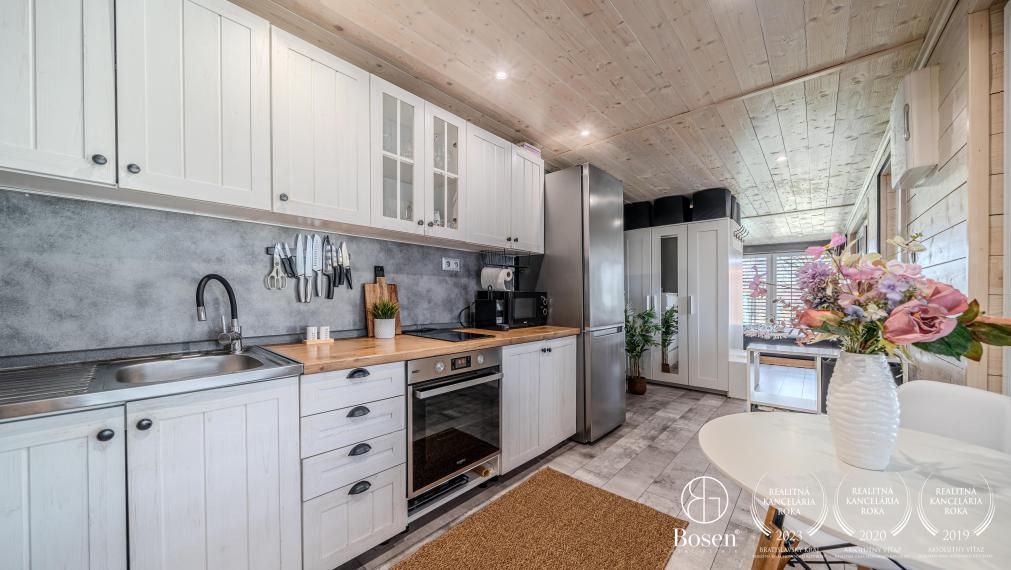 BOSEN | Na predaj pozemok s 2-izbovou chatou na Agátovej ulici, Šenkvice, 952 m2