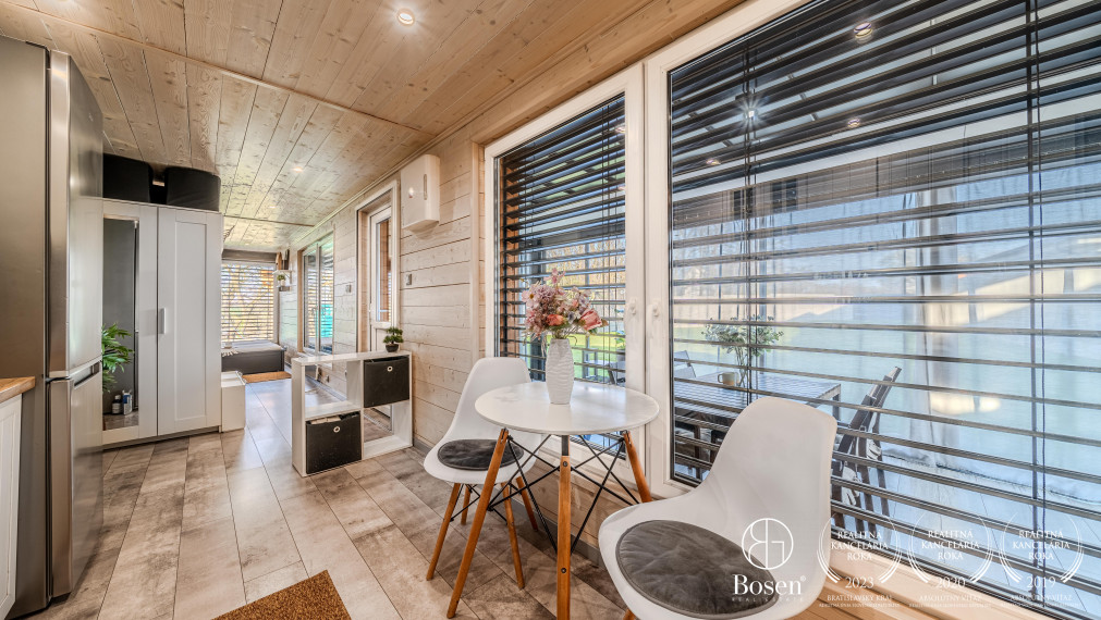 BOSEN | Na predaj pozemok s 2-izbovou chatou na Agátovej ulici, Šenkvice, 952 m2