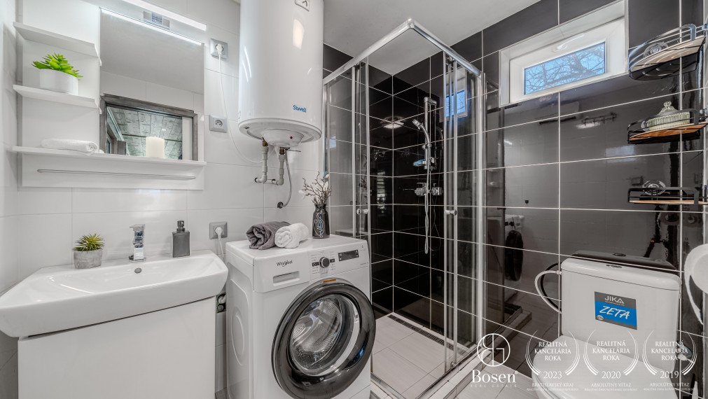 BOSEN | Na predaj pozemok s 2-izbovou chatou na Agátovej ulici, Šenkvice, 952 m2