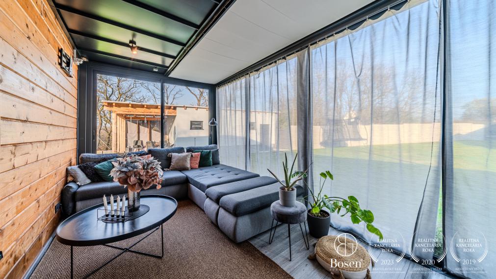 BOSEN | Na predaj pozemok s 2-izbovou chatou na Agátovej ulici, Šenkvice, 952 m2