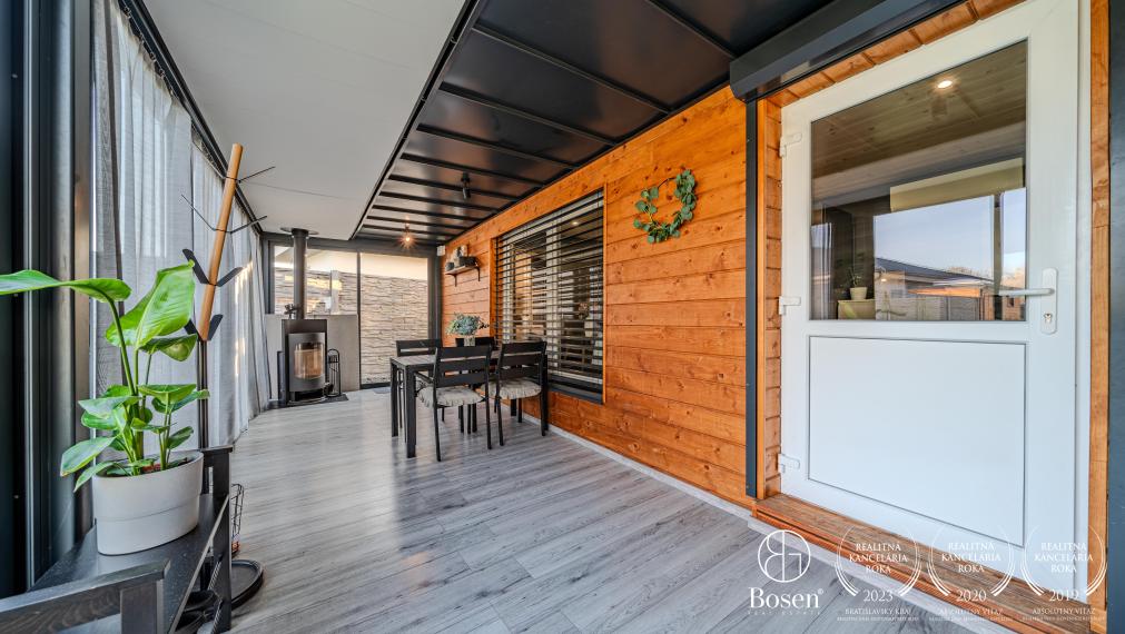 BOSEN | Na predaj pozemok s 2-izbovou chatou na Agátovej ulici, Šenkvice, 952 m2