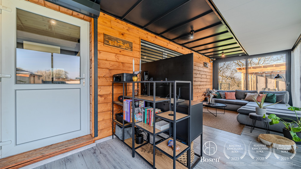 BOSEN | Na predaj pozemok s 2-izbovou chatou na Agátovej ulici, Šenkvice, 952 m2