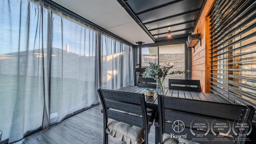 BOSEN | Na predaj pozemok s 2-izbovou chatou na Agátovej ulici, Šenkvice, 952 m2