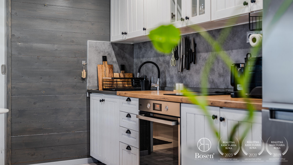 BOSEN | Na predaj pozemok s 2-izbovou chatou na Agátovej ulici, Šenkvice, 952 m2