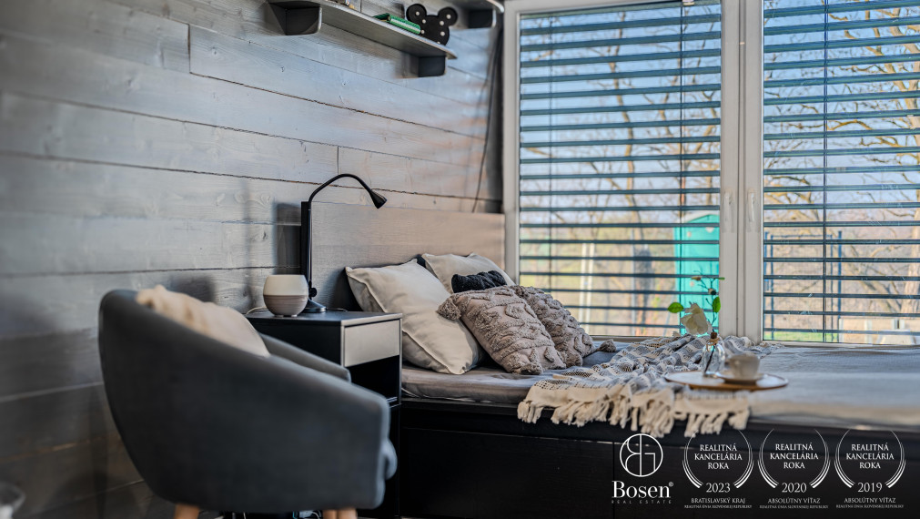 BOSEN | Na predaj pozemok s 2-izbovou chatou na Agátovej ulici, Šenkvice, 952 m2