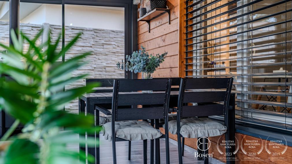 BOSEN | Na predaj pozemok s 2-izbovou chatou na Agátovej ulici, Šenkvice, 952 m2