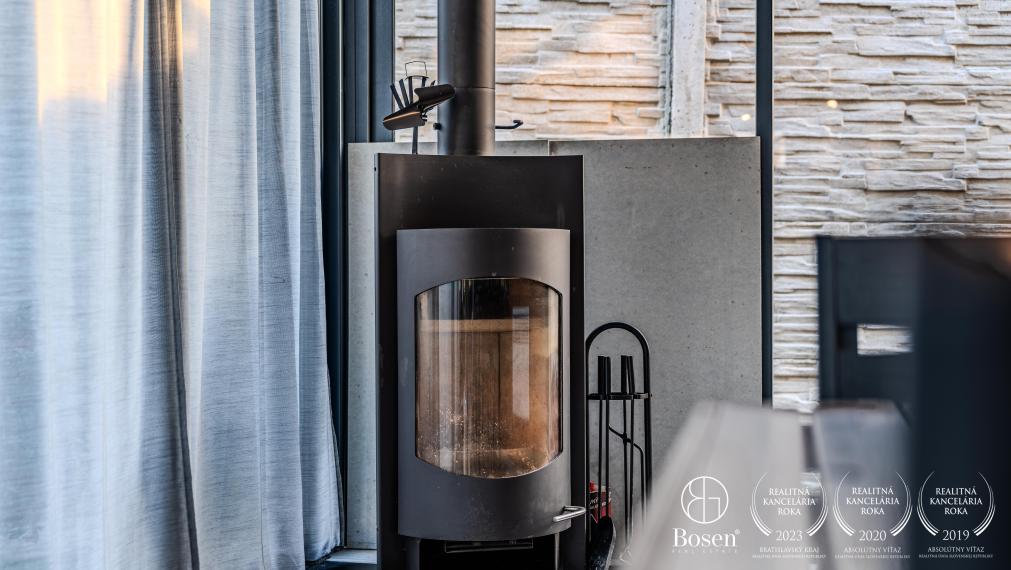 BOSEN | Na predaj pozemok s 2-izbovou chatou na Agátovej ulici, Šenkvice, 952 m2