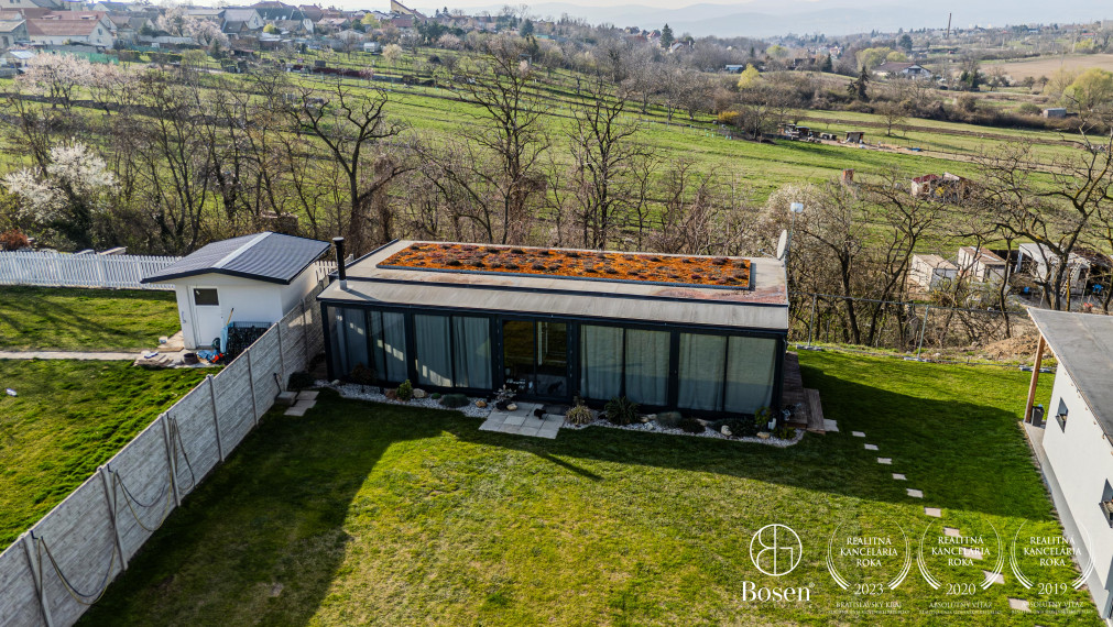 BOSEN | Na predaj pozemok s 2-izbovou chatou na Agátovej ulici, Šenkvice, 952 m2