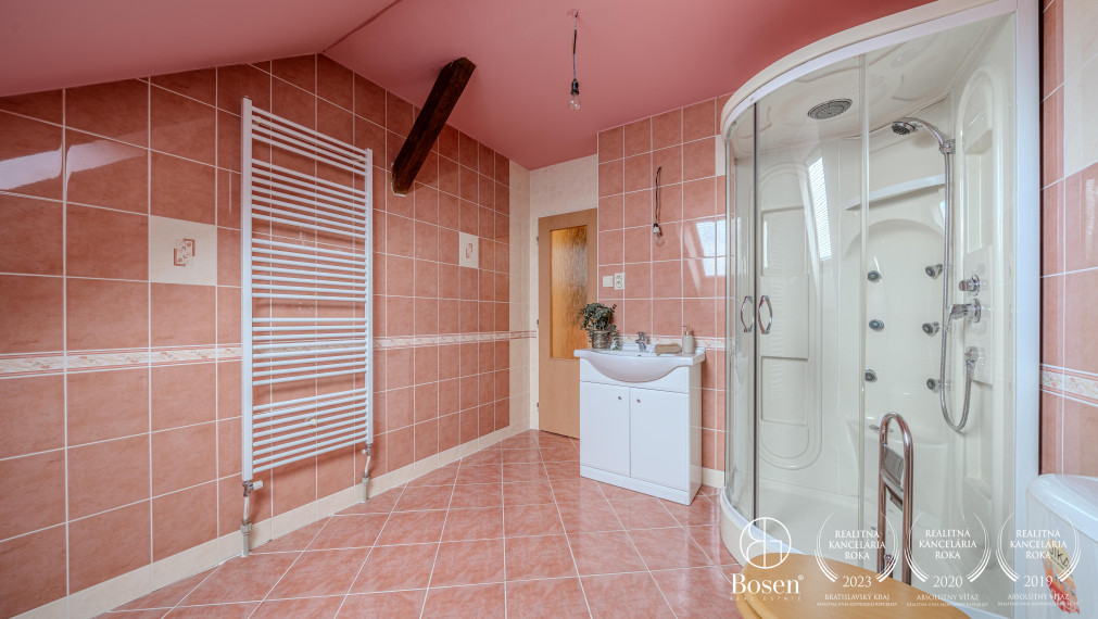 REZERVOVANÝ BOSEN I 5-izbový rodinný dom v centre Trnavy s obchodný priestorom priamo v dome