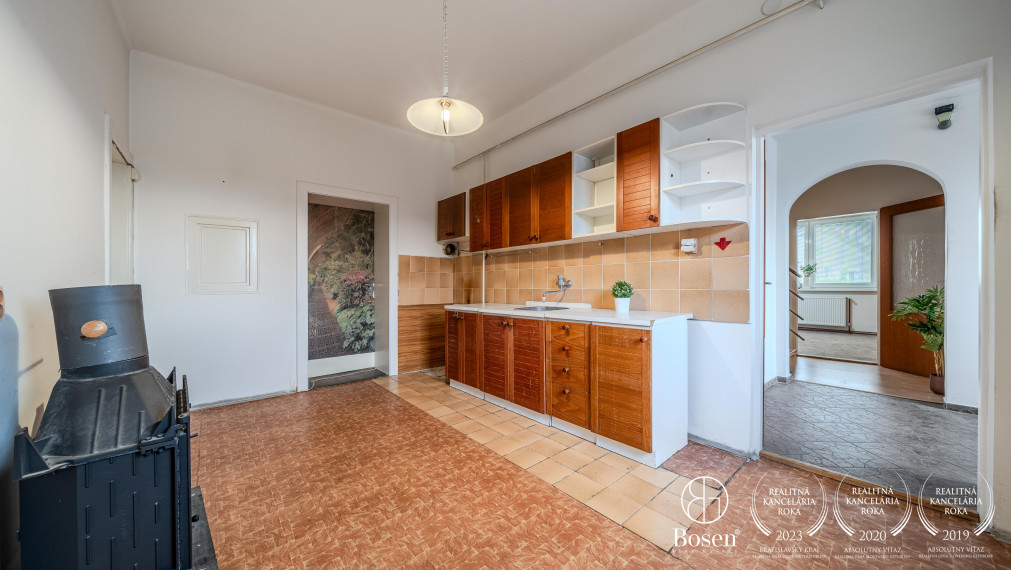 REZERVOVANÝ BOSEN I 5-izbový rodinný dom v centre Trnavy s obchodný priestorom priamo v dome