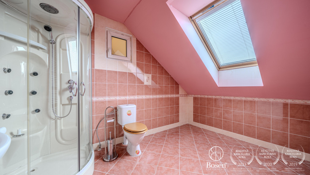 REZERVOVANÝ BOSEN I 5-izbový rodinný dom v centre Trnavy s obchodný priestorom priamo v dome