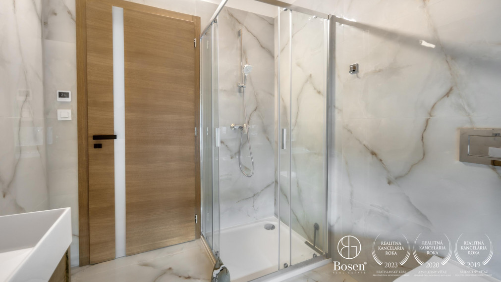 BOSEN | PREDAJ luxusný 4 izbový hausbót na brehu Jaroveckého ramena, Bratislava