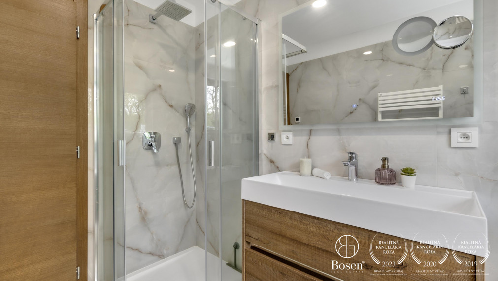 BOSEN | PREDAJ luxusný 4 izbový hausbót na brehu Jaroveckého ramena, Bratislava