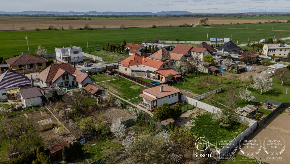 BOSEN | Na predaj rodinný dom s veľkým pozemkom Šúrovce