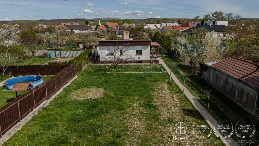 BOSEN | Na predaj rodinný dom s veľkým pozemkom Šúrovce