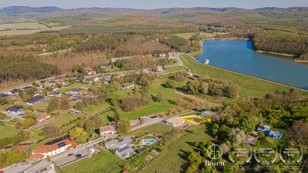 Rezervované! BOSEN| Na predaj: Pozemok s právoplatným stavebným povolením, Zvončínska ulica