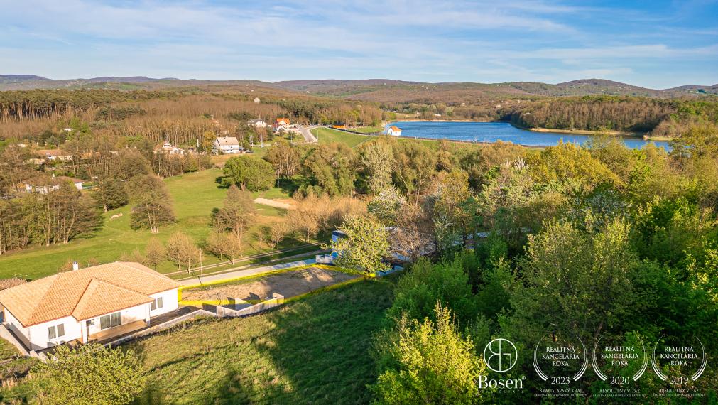 Rezervované! BOSEN| Na predaj: Pozemok s právoplatným stavebným povolením, Zvončínska ulica