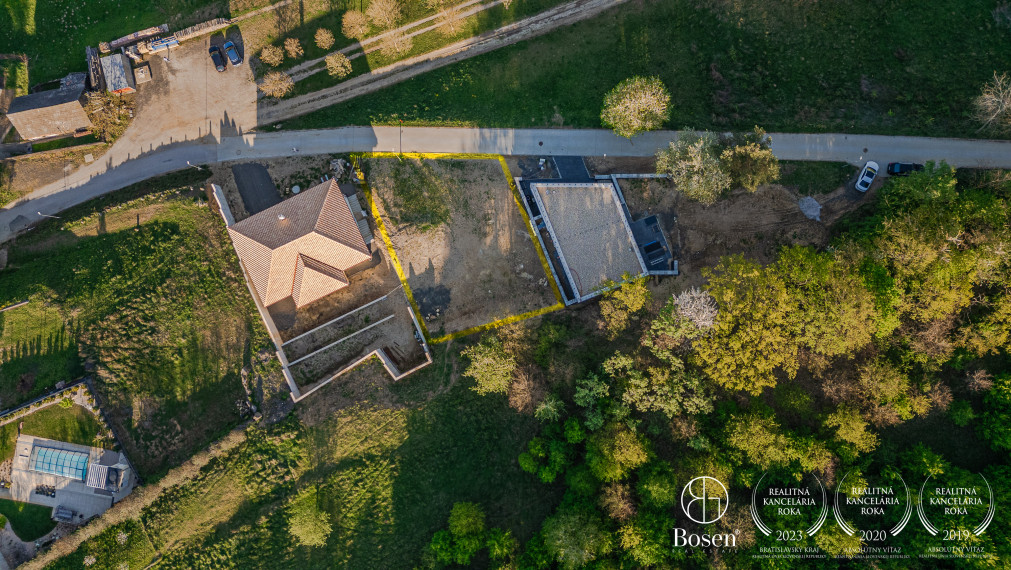Rezervované! BOSEN| Na predaj: Pozemok s právoplatným stavebným povolením, Zvončínska ulica