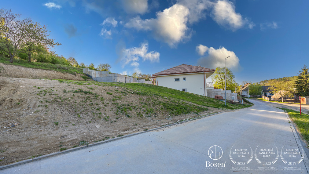 Rezervované! BOSEN| Na predaj: Pozemok s právoplatným stavebným povolením, Zvončínska ulica