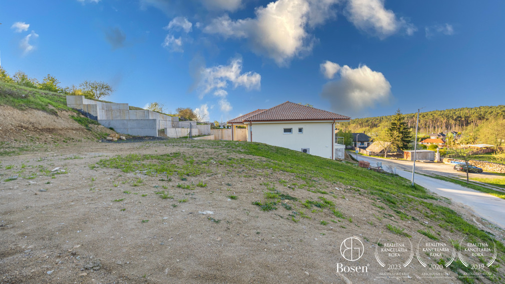 Rezervované! BOSEN| Na predaj: Pozemok s právoplatným stavebným povolením, Zvončínska ulica