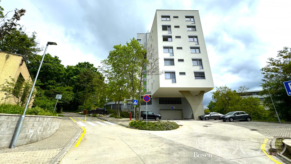 BOSEN | Nezariadený 2 izbový byt s parkovacím státím a kobkou, Kramáre, 71 m2