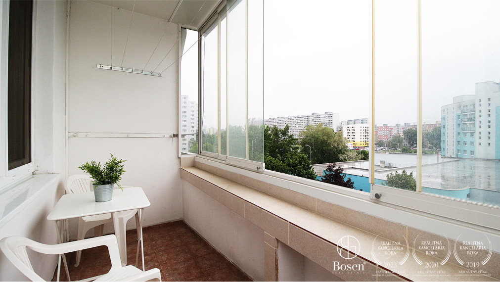 BOSEN | 2 izbový byt s lodžiou, v pokojnom prostredí Petržalky - Strečnianska ulica
