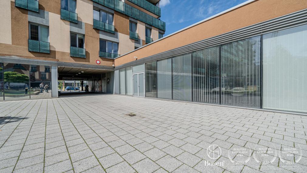 REZERVOVANÉ - BOSEN | Obchodný priestor s výhľadom do vnútrobloku pri najfrekventovanejšej križovatke Bratislavy, Trnavská cesta, 159.7 m²