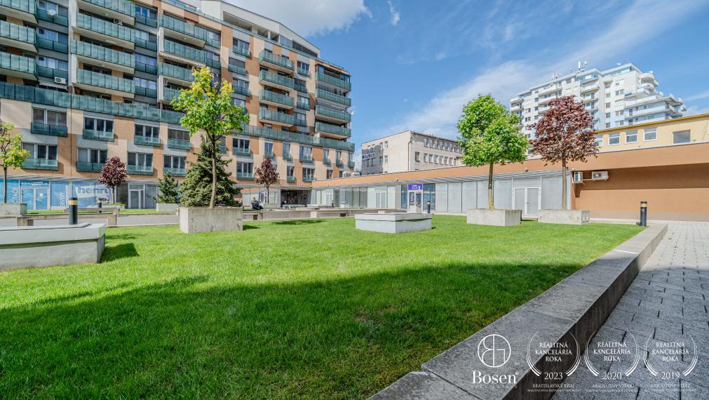 REZERVOVANÉ - BOSEN | Obchodný priestor s výhľadom do vnútrobloku pri najfrekventovanejšej križovatke Bratislavy, Trnavská cesta, 159.7 m²