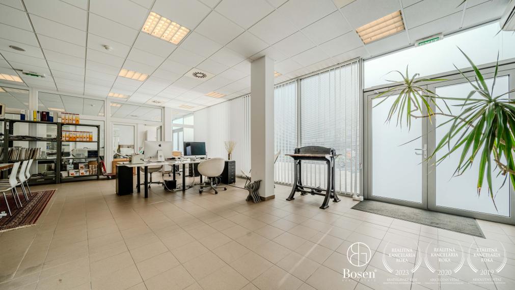 REZERVOVANÉ - BOSEN | Obchodný priestor s výhľadom do vnútrobloku pri najfrekventovanejšej križovatke Bratislavy, Trnavská cesta, 159.7 m²