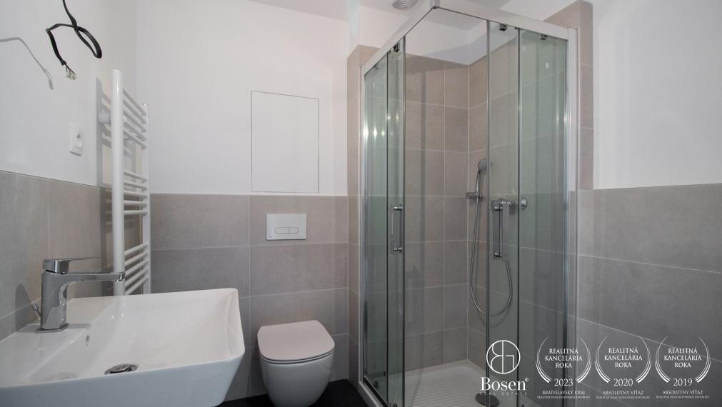 BOSEN | Zariadený 1 izb. byt s parkovacím miestom, kuchyňou a balkónom v novostavbe, Ovocné sady, Ružinov, 27 m2