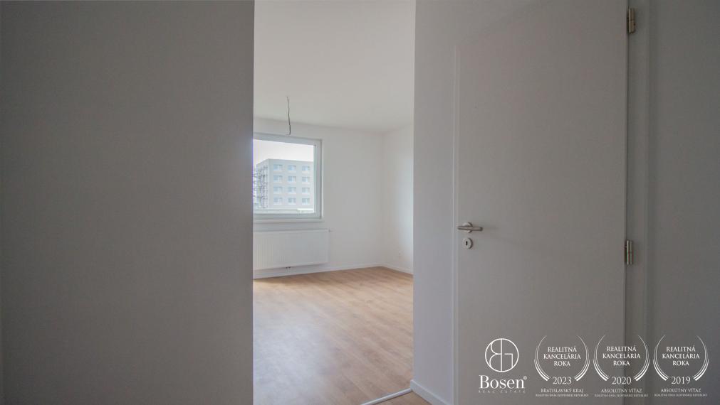 BOSEN | Zariadený 1 izb. byt s parkovacím miestom, kuchyňou a balkónom v novostavbe, Ovocné sady, Ružinov, 27 m2