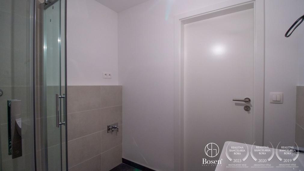 BOSEN | Zariadený 1 izb. byt s parkovacím miestom, kuchyňou a balkónom v novostavbe, Ovocné sady, Ružinov, 27 m2