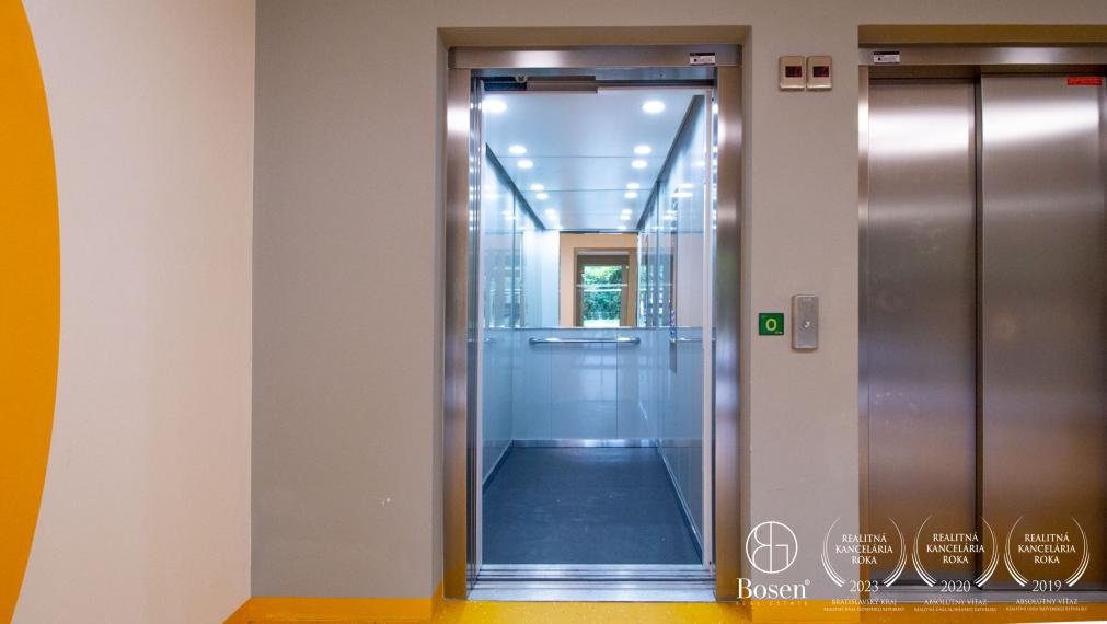 BOSEN | Zariadený 1 izb. byt s parkovacím miestom, kuchyňou a balkónom v novostavbe, Ovocné sady, Ružinov, 27 m2