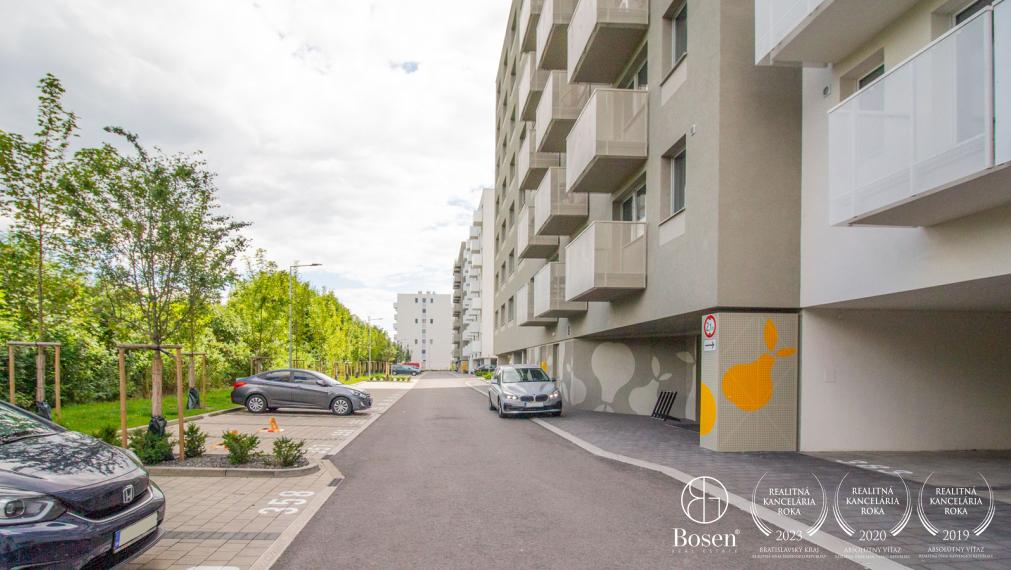 BOSEN | Zariadený 1 izb. byt s parkovacím miestom, kuchyňou a balkónom v novostavbe, Ovocné sady, Ružinov, 27 m2