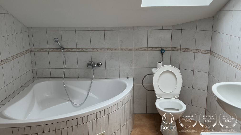 BOSEN | Rodinný dom s dvoma bytovými jednotkami