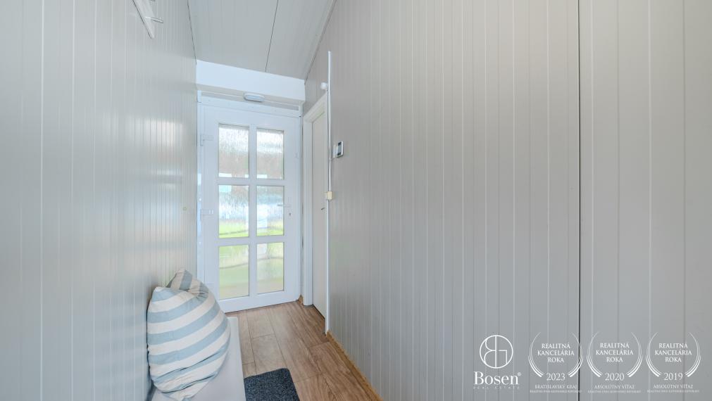 BOSEN | Prenájom 3 izbový hausbót na brehu Jaroveckého ramena, Bratislava