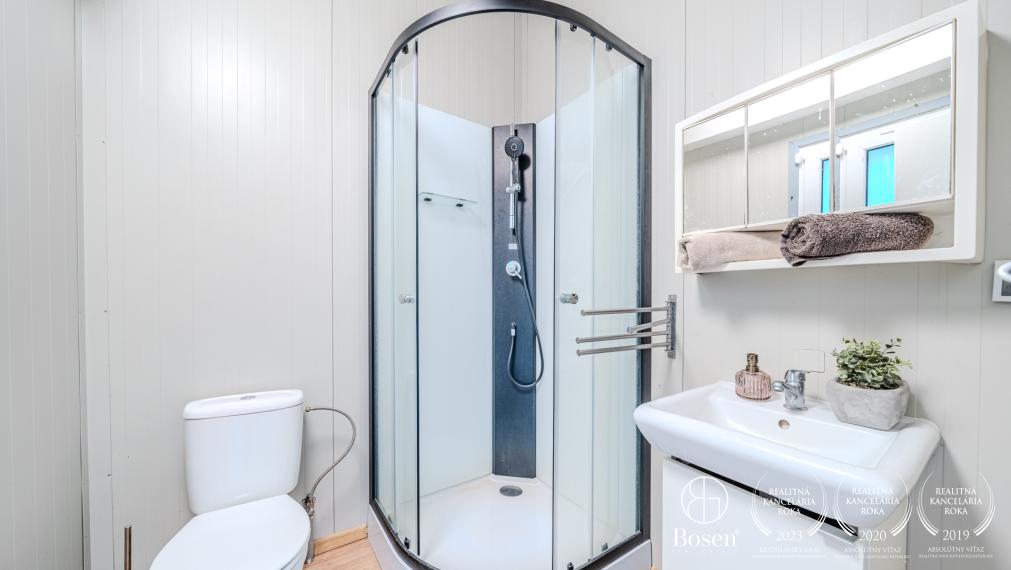 BOSEN | Prenájom 3 izbový hausbót na brehu Jaroveckého ramena, Bratislava