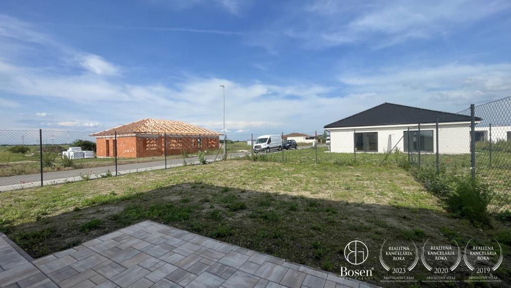 BOSEN | Zariadený trojizbový byt v dvojdome v novej tichej lokalite, Miloslavov, Liesková, 425 m2