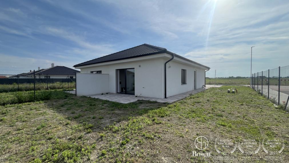 BOSEN | Zariadený trojizbový byt v dvojdome v novej tichej lokalite, Miloslavov, Liesková, 425 m2