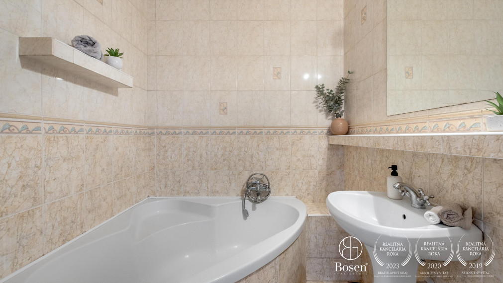 PREDANÉ - BOSEN | 3 izbový byt v blízkosti nábrežia Dunaja, 80 m2, Staré Mesto