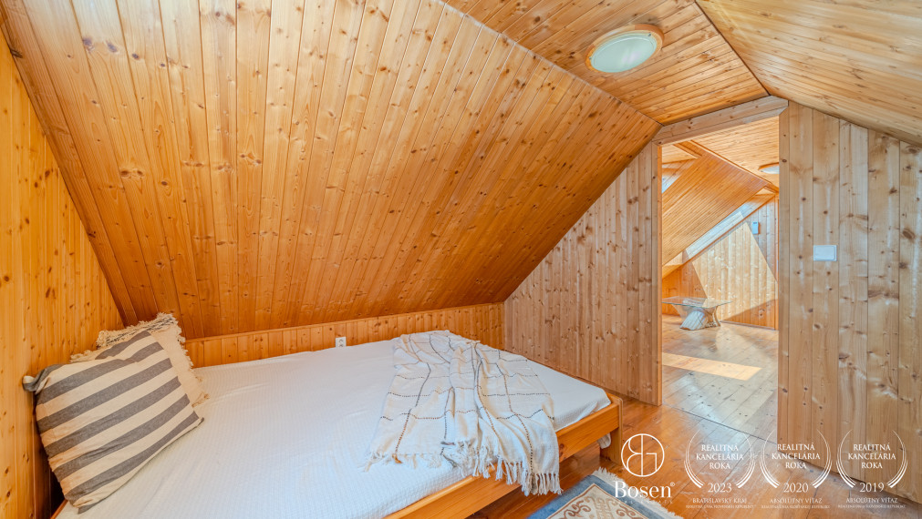 BOSEN | Predaj 3 izbového hausbótu s veľkou terasou, Jarovecké rameno