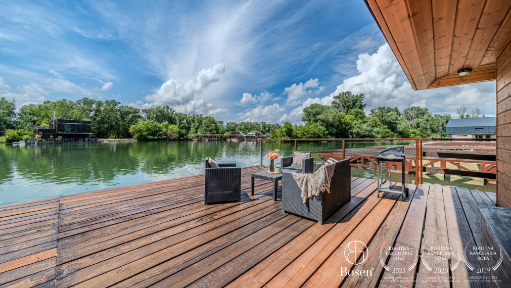 BOSEN | Predaj 3 izbového hausbótu s veľkou terasou, Jarovecké rameno