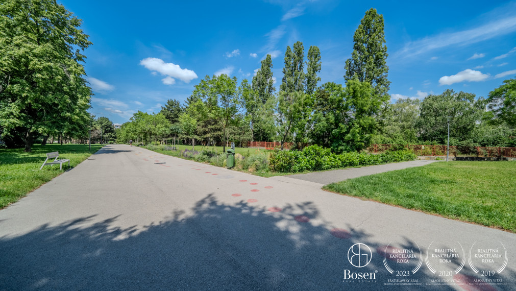 3,5 izbový byt s balkónom v tesnej blízkosti parku Ostredky