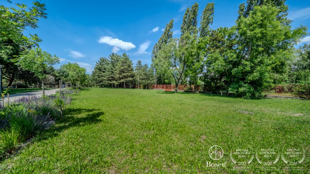 3,5 izbový byt s balkónom v tesnej blízkosti parku Ostredky