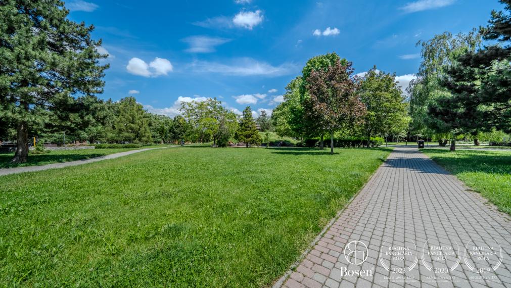 3,5 izbový byt s balkónom v tesnej blízkosti parku Ostredky