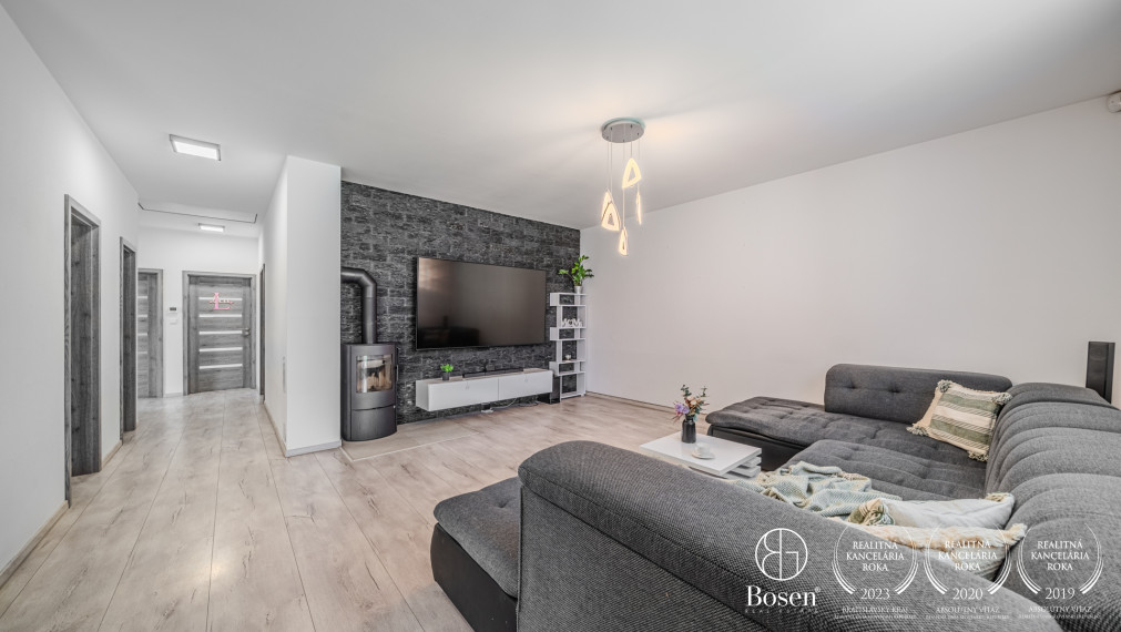 PREDANÉ - BOSEN |  4 izbový rodinný dom, s dvojgarážou, terasou a upravenou záhradou, Hurbanova Ves