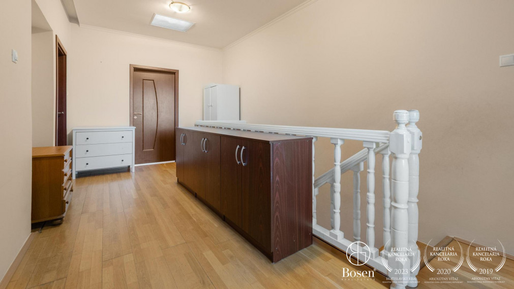 Pokojné rodinné bývanie v priestrannom dome s bazénom