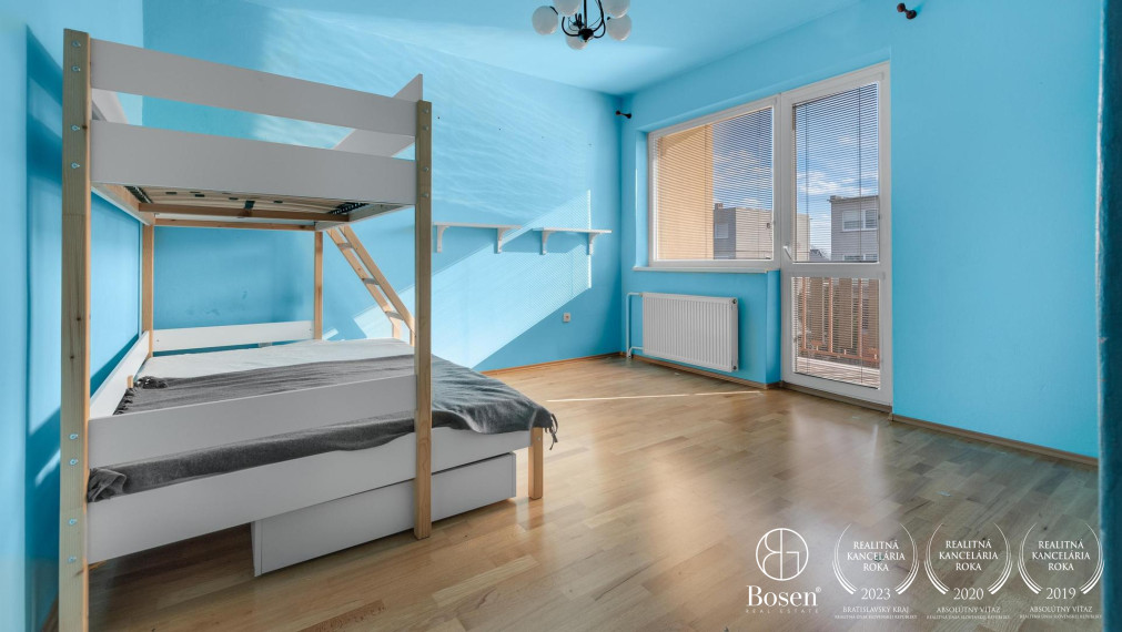 Pokojné rodinné bývanie v priestrannom dome s bazénom