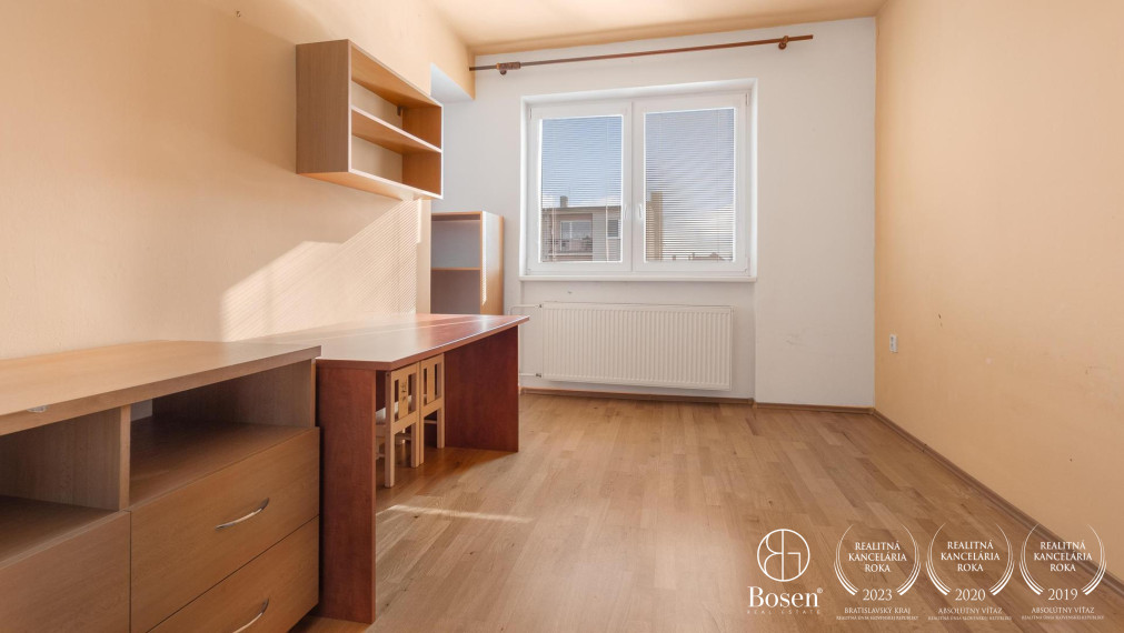 Pokojné rodinné bývanie v priestrannom dome s bazénom