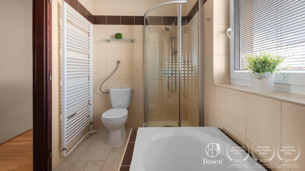 Pokojné rodinné bývanie v priestrannom dome s bazénom